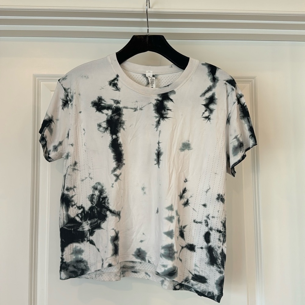 Lululemon train to be short sleeve tie-dye shirt size M